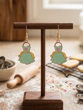 Mint Green & Gold tone Apron with Heart Accent Drop Earrings 🧁